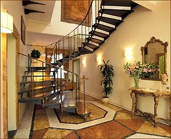 מלון Borghese Contemporary 4*